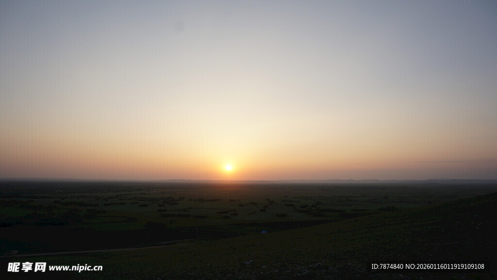 日出时分的广袤原野