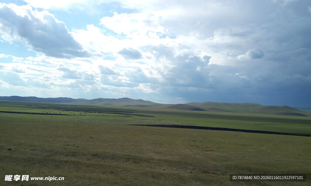 广袤草原上的蓝天白云