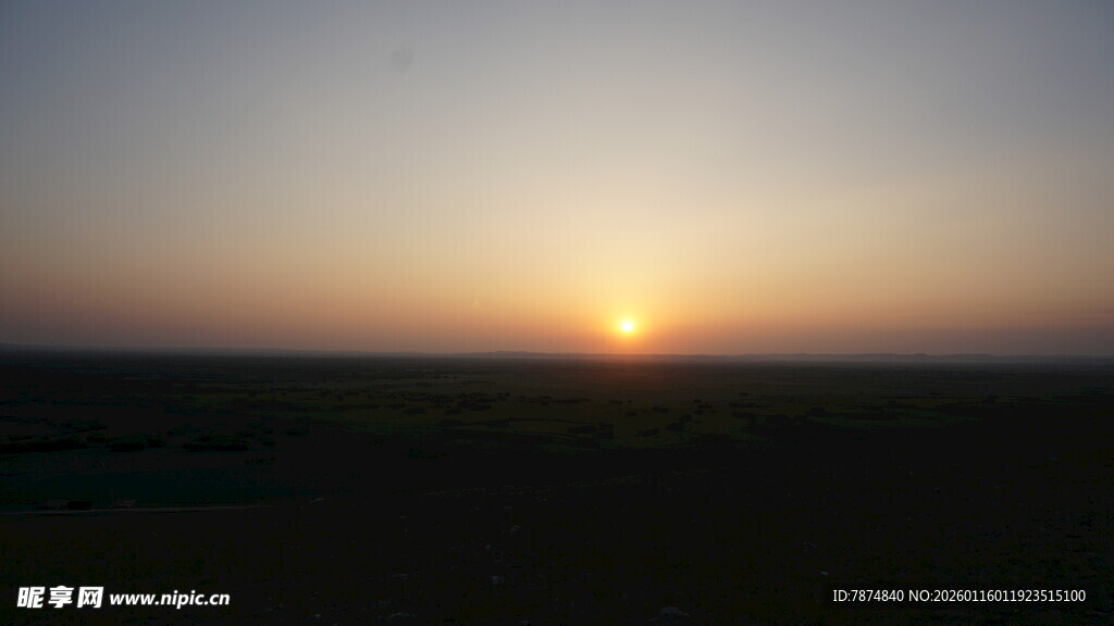 日出时分的广袤原野