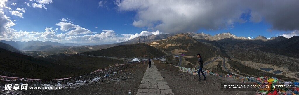 山间步道 蓝天白云下美景