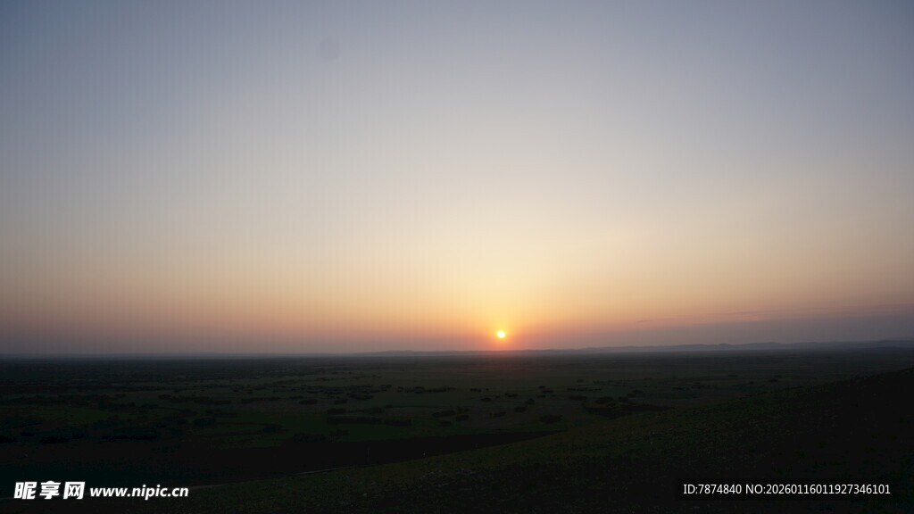 草原上的绝美日落景观