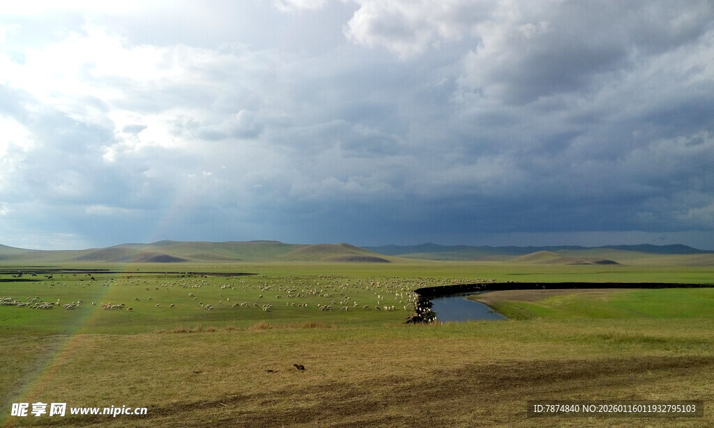草原风光 天边云下小水洼