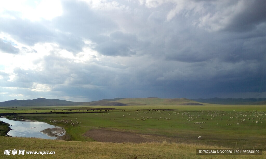 草原上的风云变幻景色