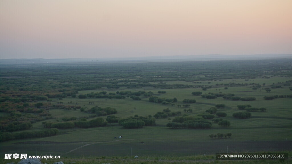 黄昏下的广袤原野
