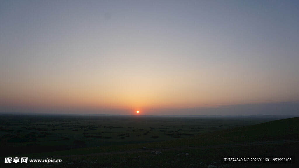 草原上的美丽日落