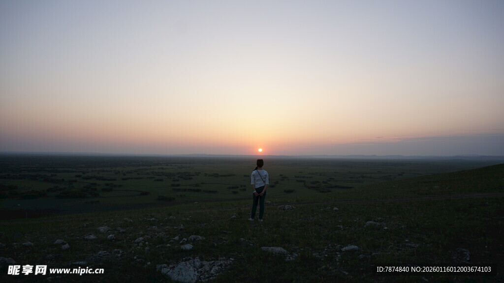 日落旷野中的孤独身影