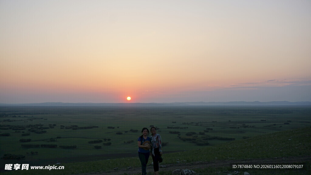 草原上的夕阳徒步者