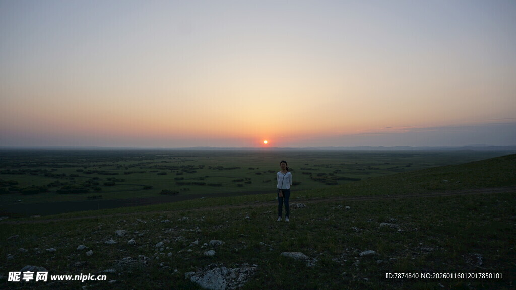 草原日落一人独赏美景