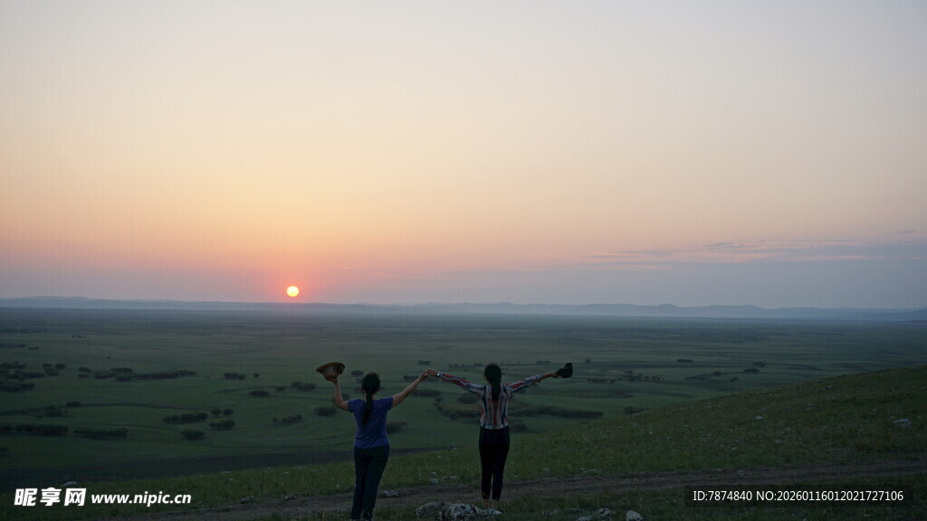 草原日落时的两人身影