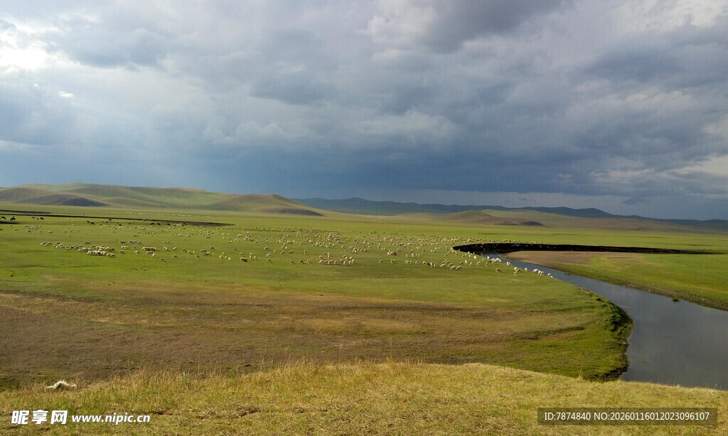 草原河畔的阴沉天空