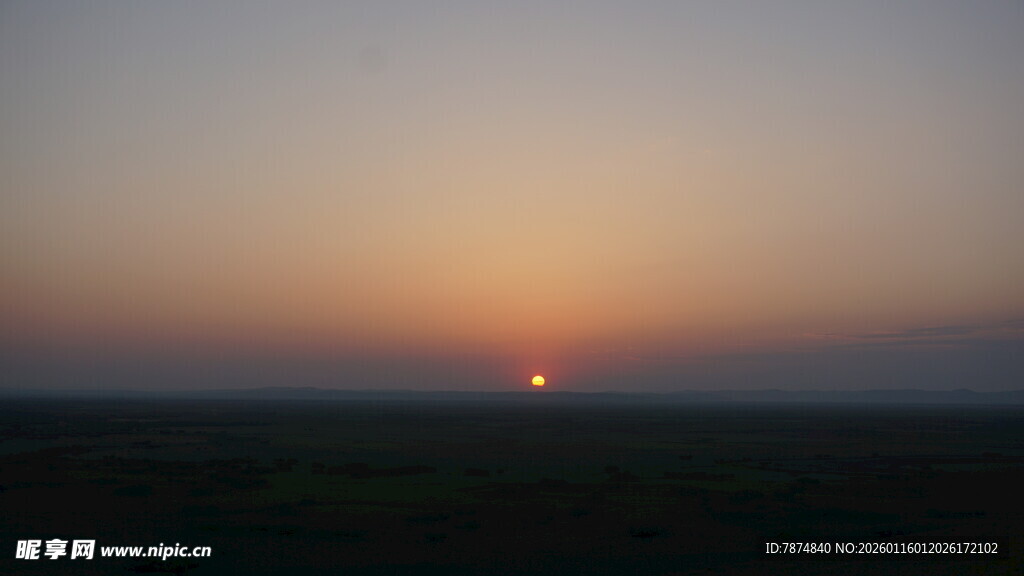 日落时分的广袤原野