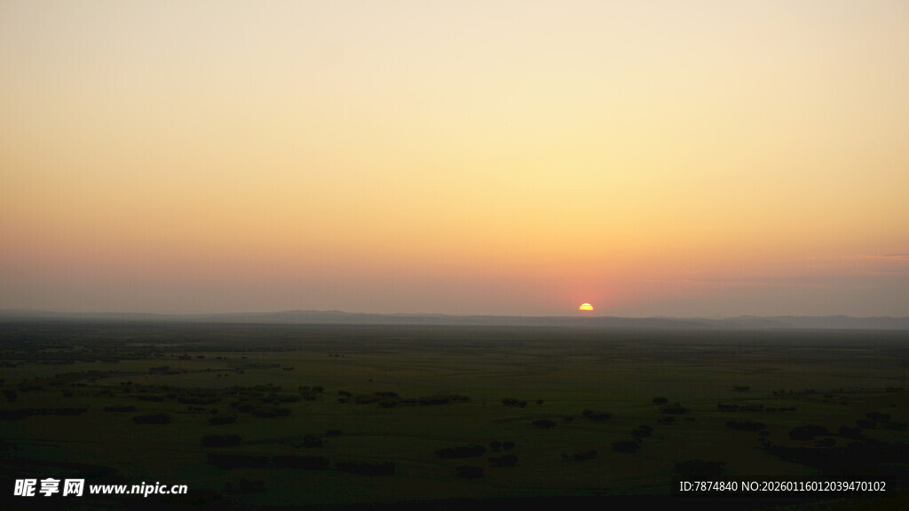 草原上的壮丽日落景象