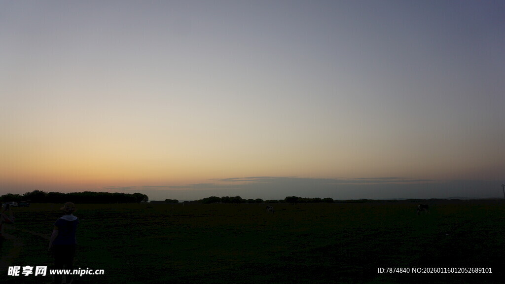 黄昏下的广袤田野