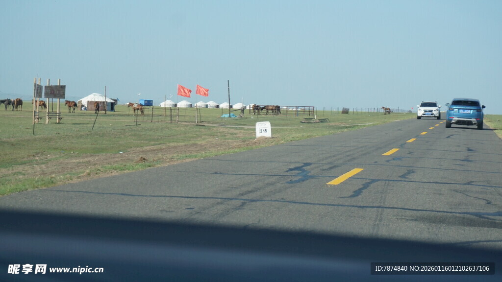 公路上行驶的车辆与远景