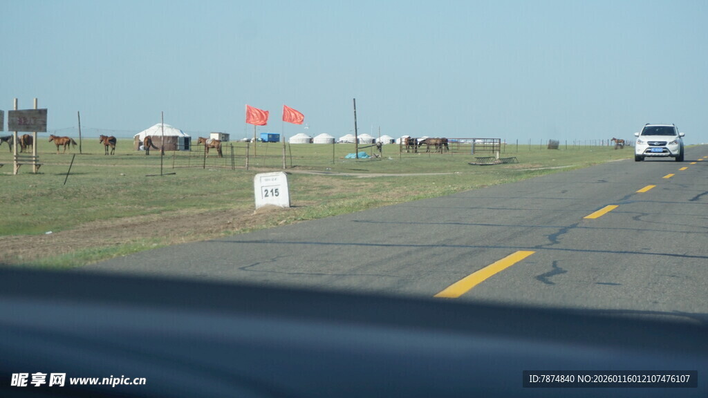 空旷公路上行驶的车辆