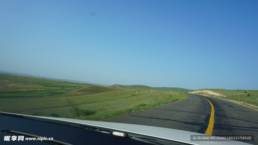 公路延伸向远方田野
