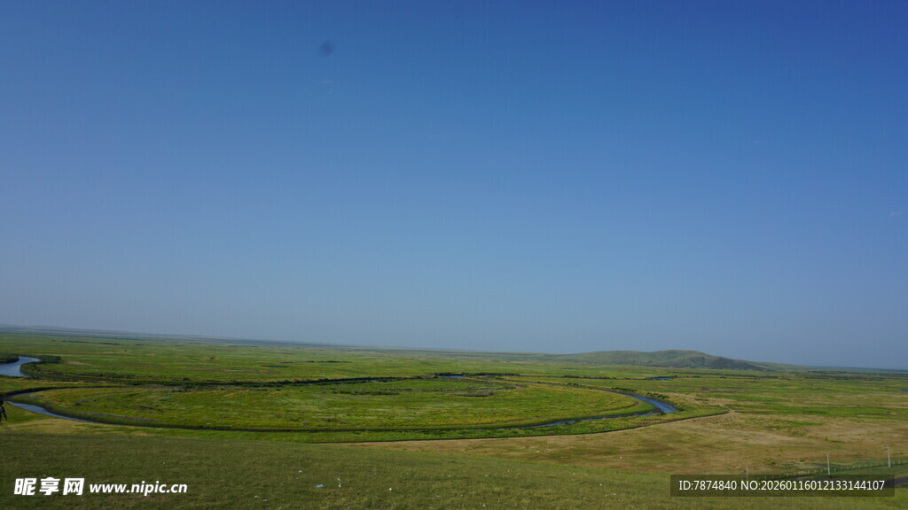 广袤草原上的蓝天绿地