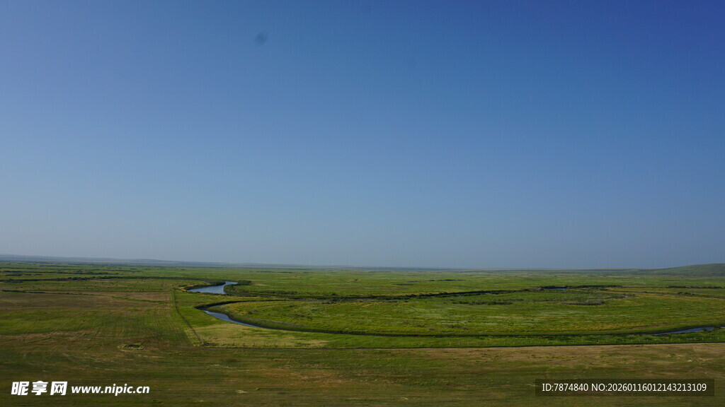 广袤草原上的蜿蜒河流