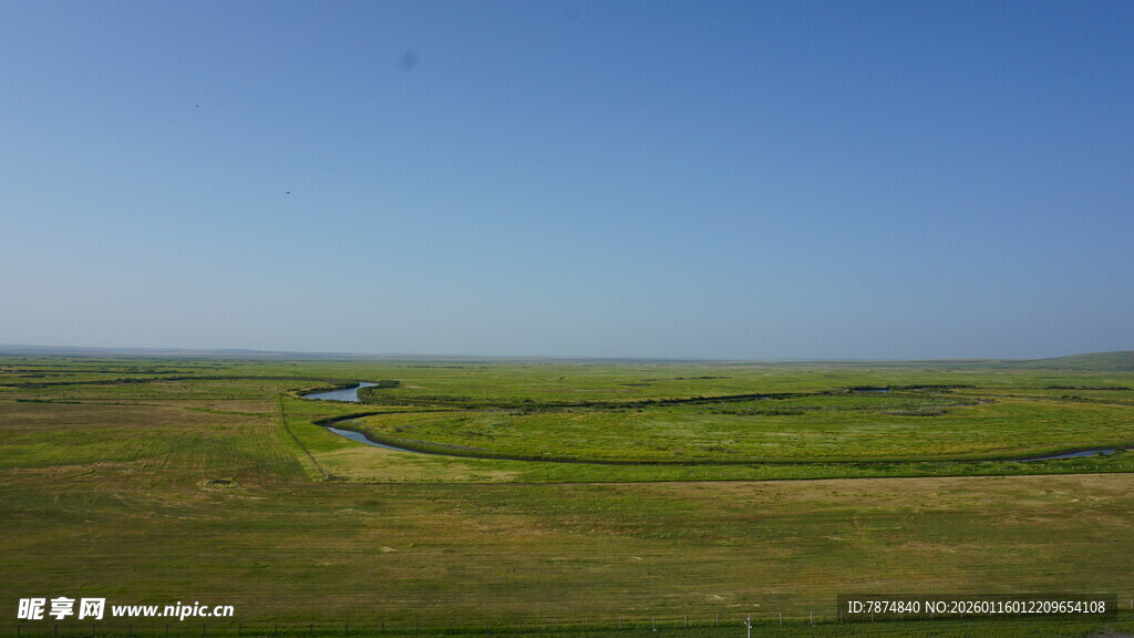 广袤草原上的蜿蜒河流