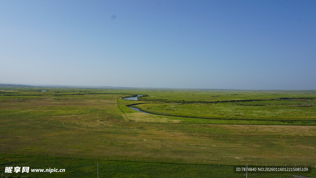 广袤草原上的蜿蜒河流