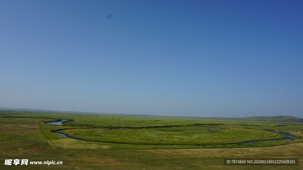 广袤草原上的蜿蜒河流