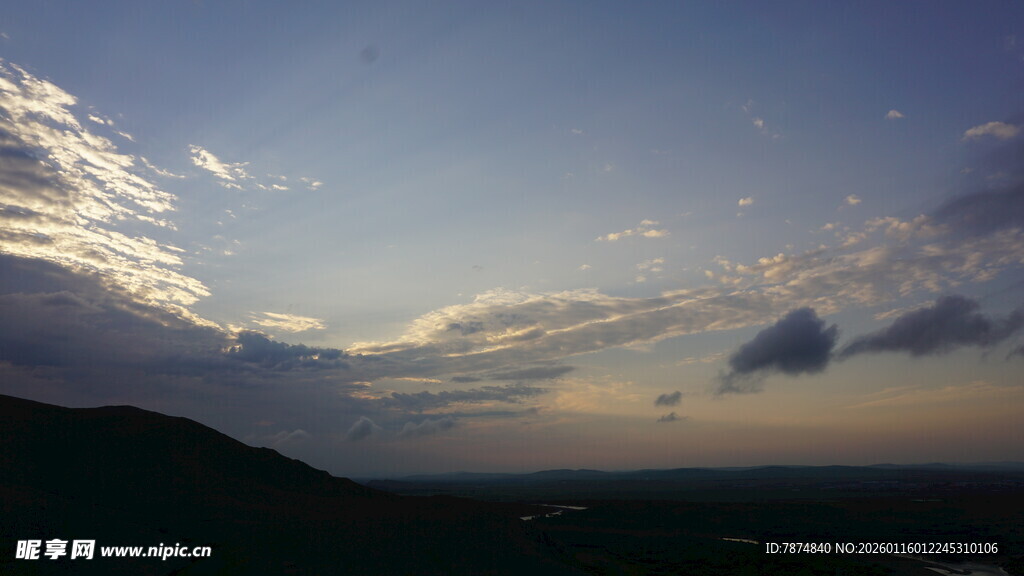 黄昏时分的山峦与天空