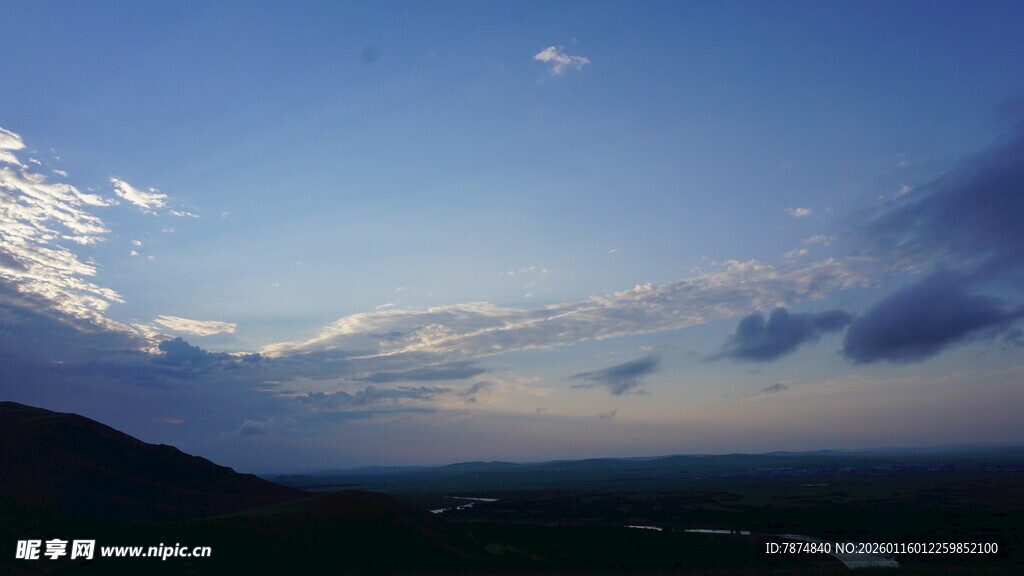黄昏时分的天空与远山