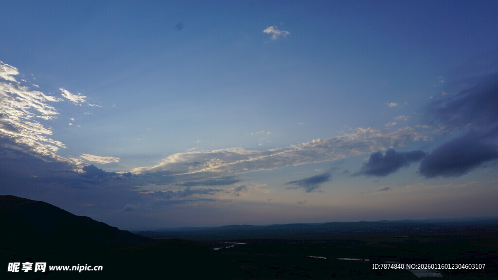 天边云霞映青山