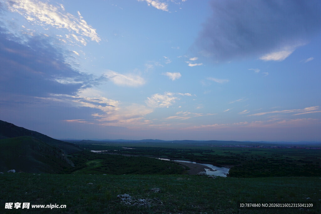 黄昏时分的开阔自然风光
