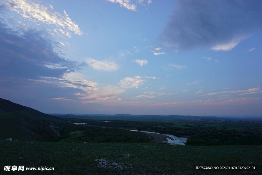 黄昏时分的开阔原野景色