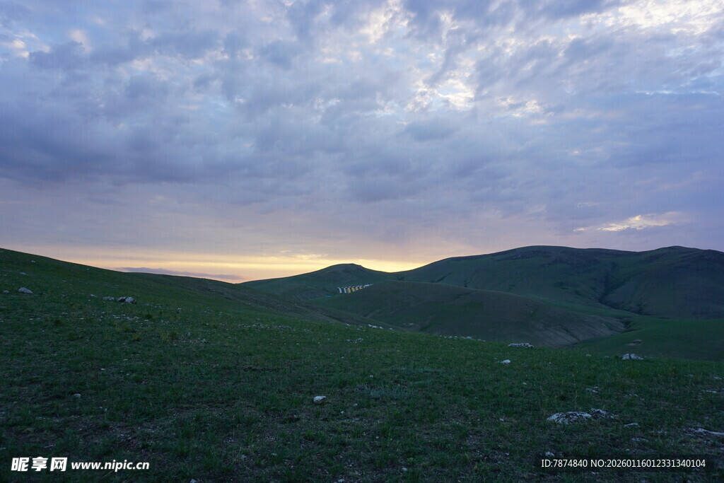 山间暮色中的广袤绿野