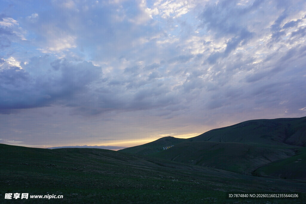 山间暮色 云遮霞光