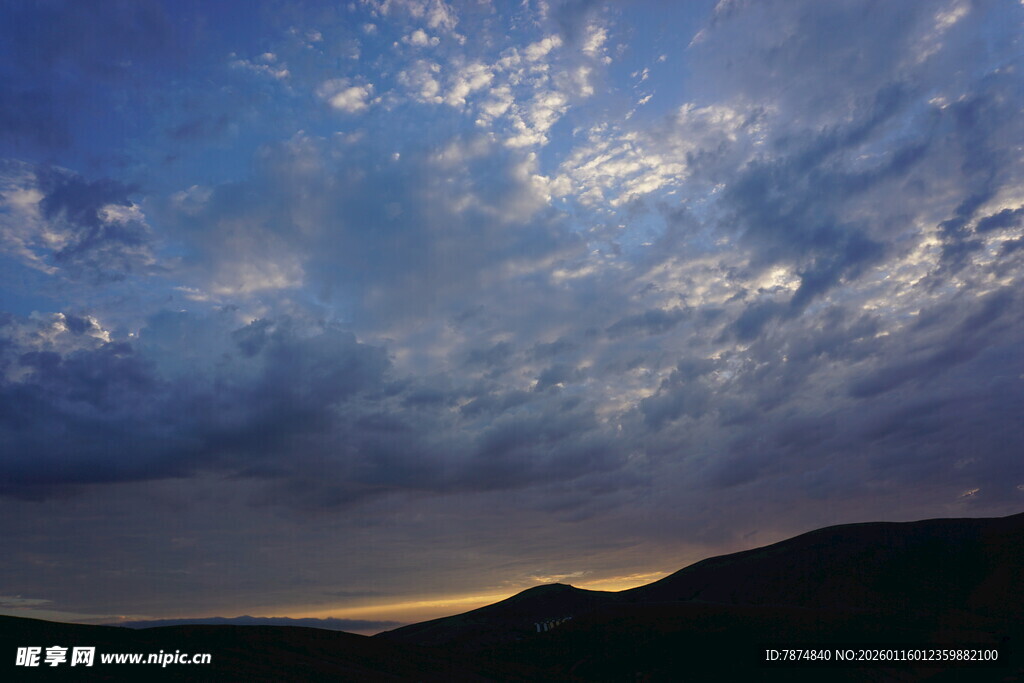 黄昏时分的山峦与天空