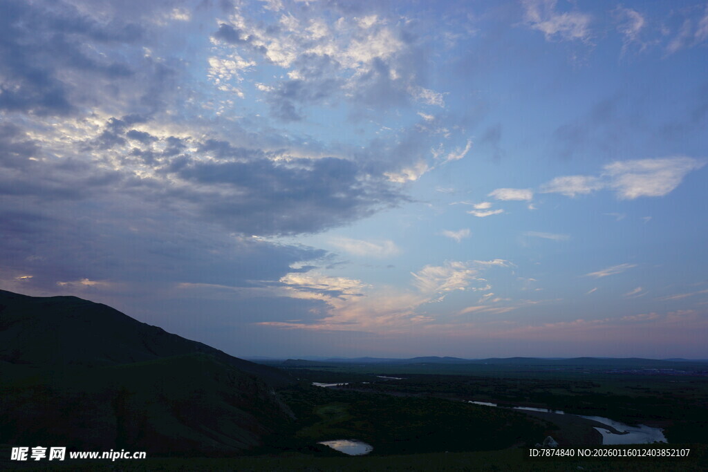 黄昏时分的山峦与天空