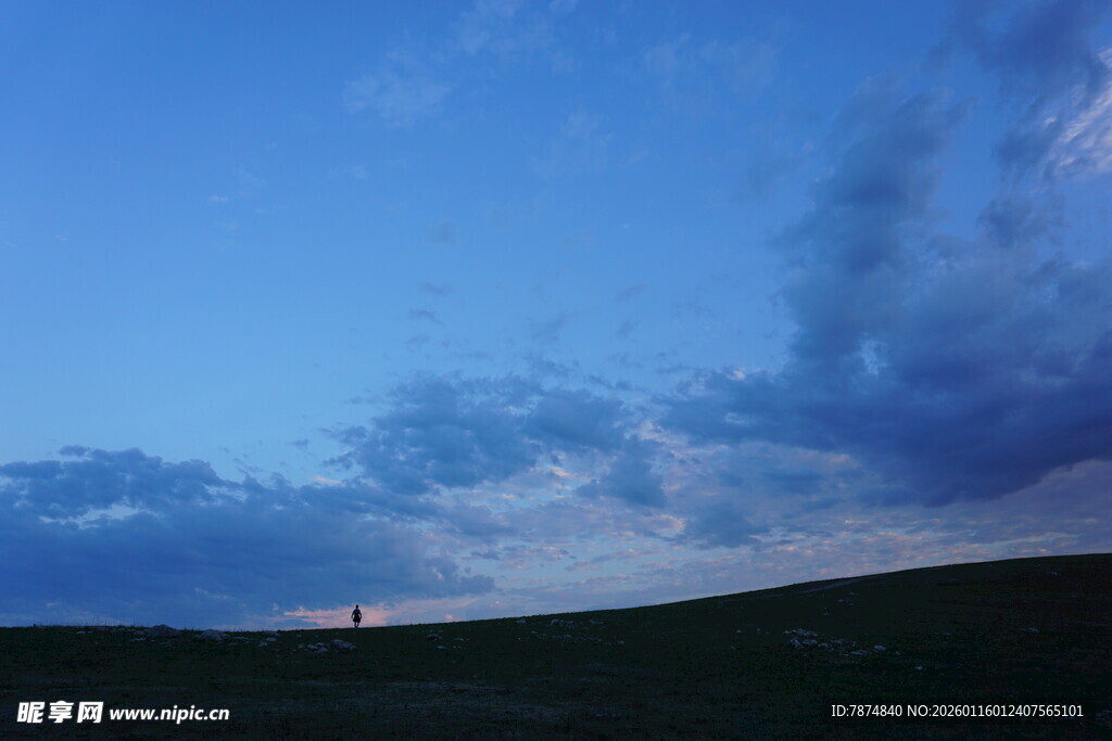 黄昏草原上的孤灯