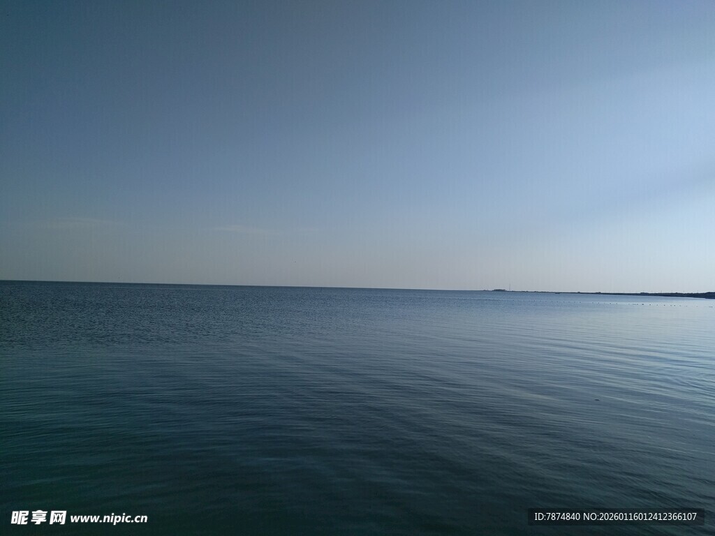 平静海面的广阔天际线