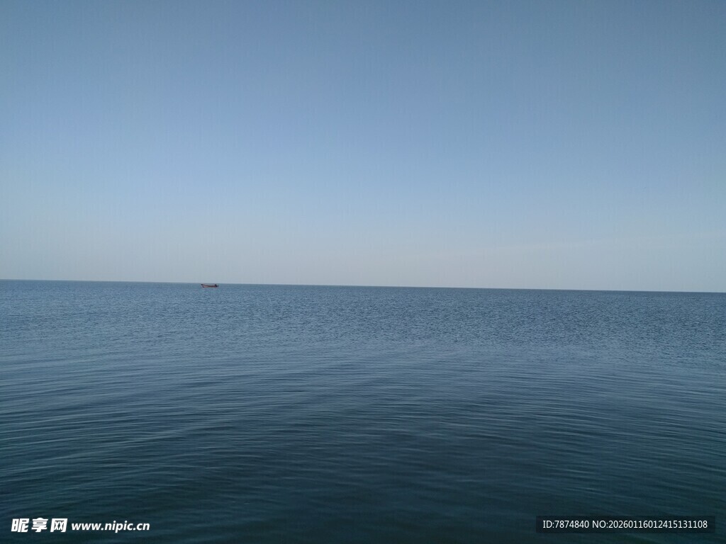 广阔海面 蓝天映衬