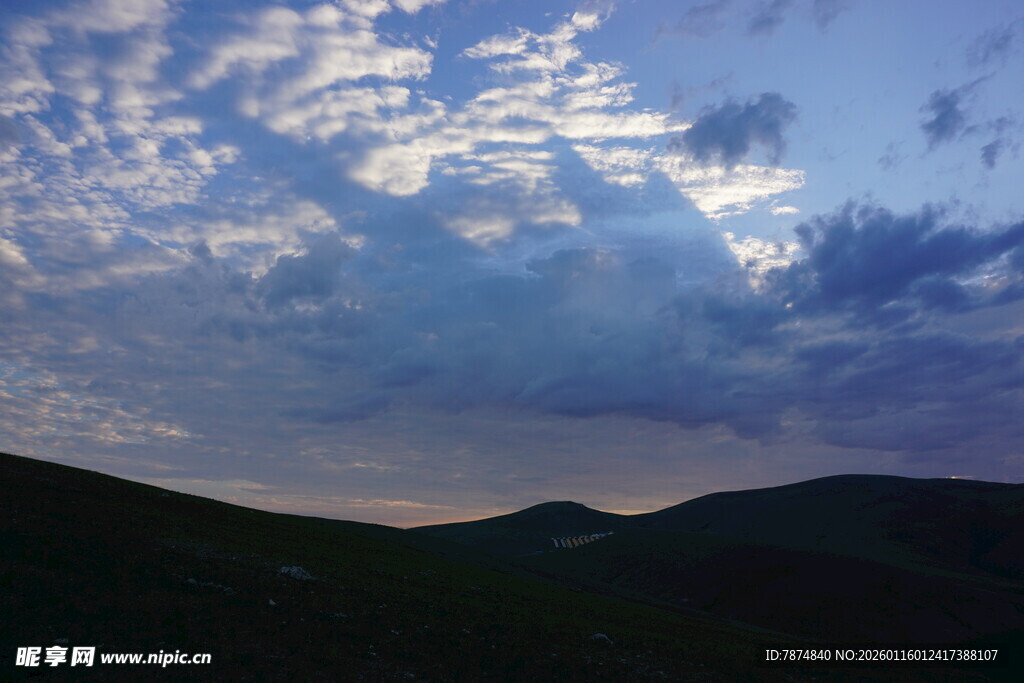 黄昏山峦间的梦幻云层