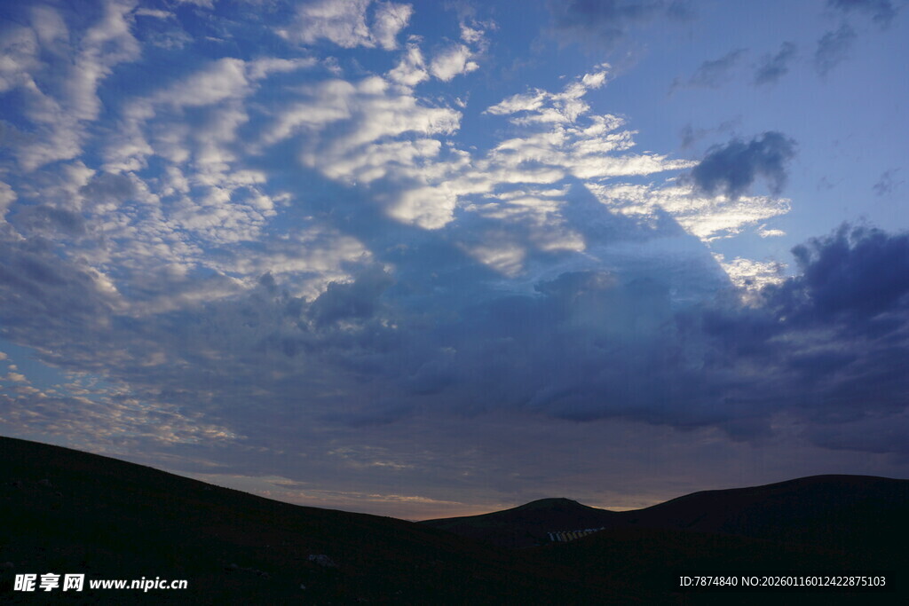 黄昏时分的山峦与天空