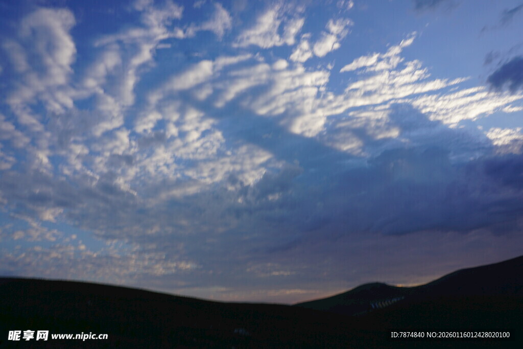 黄昏时分的山峦与天空