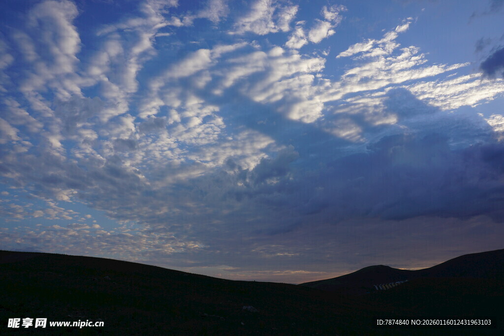 山间暮色中的壮丽云层