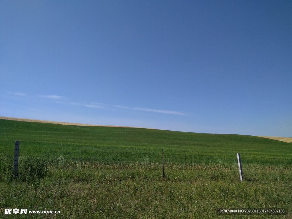 广阔草原与蓝天