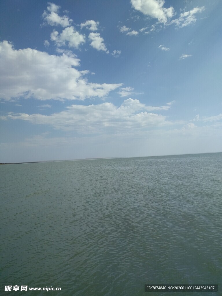 广阔海面与蓝天白云美景