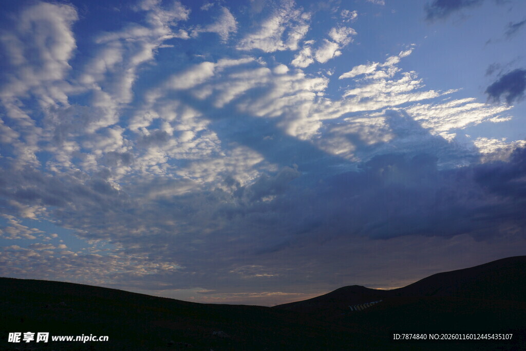 黄昏时分的山峦与天空