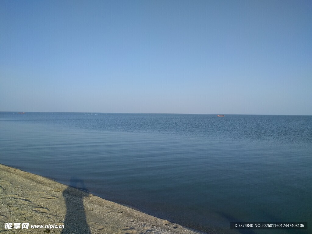 海边沙滩上的静谧蓝色海面