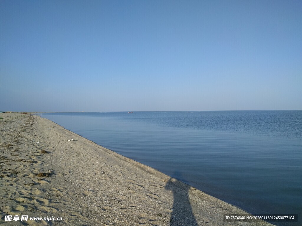 海边沙滩上的悠长影子