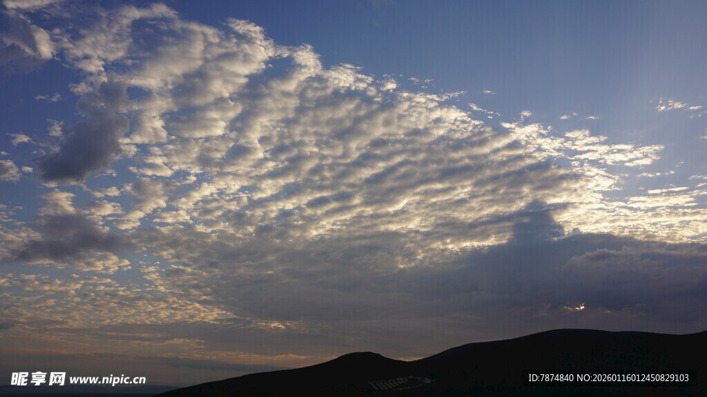 壮丽天空下的山峦与云彩