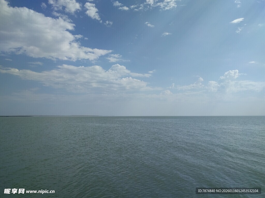 广阔海面与蓝天白云美景