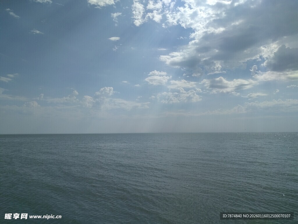 广阔海面与蓝天白云