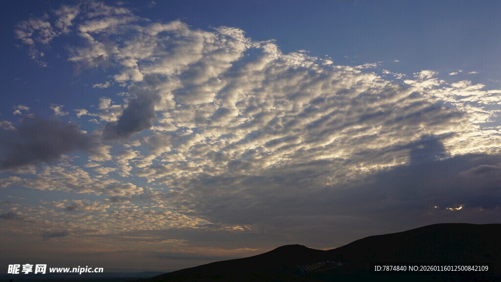 黄昏下的壮丽云层景观